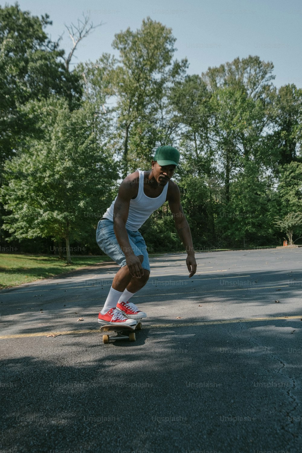 Un uomo che cavalca uno skateboard lungo una strada