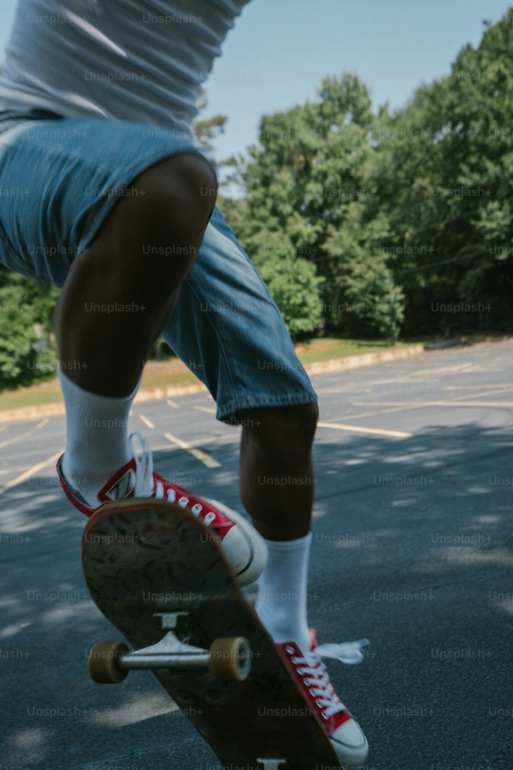 Ein Mann, der mit einem Skateboard eine Straße entlang fährt