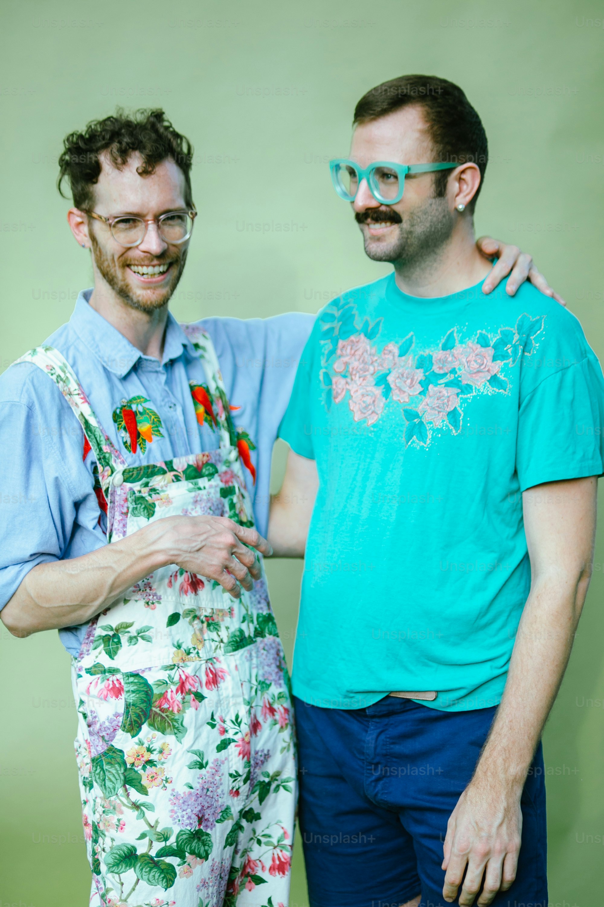 隣同士に立っている数人の男性