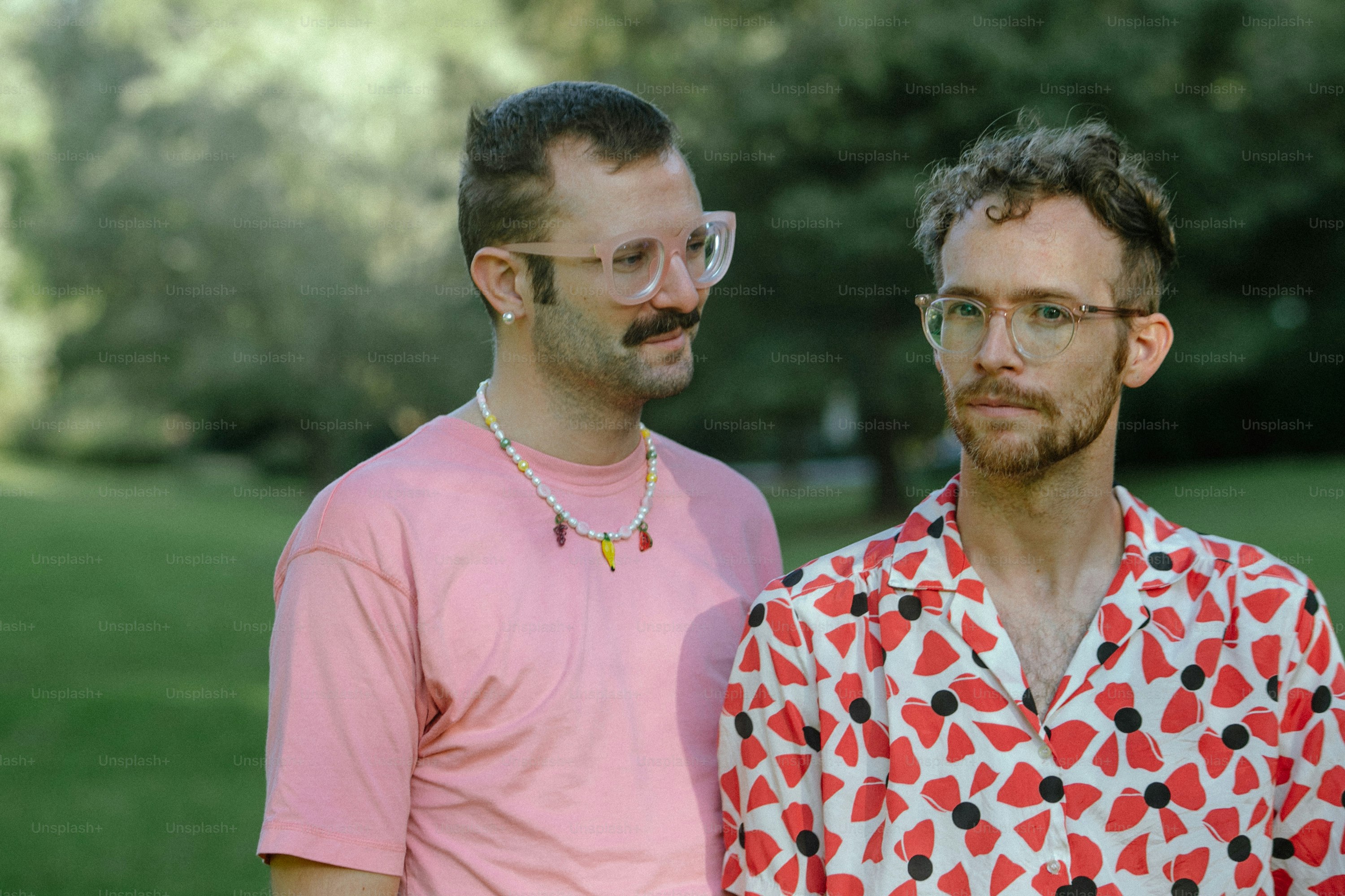 隣同士に立っている数人の男性