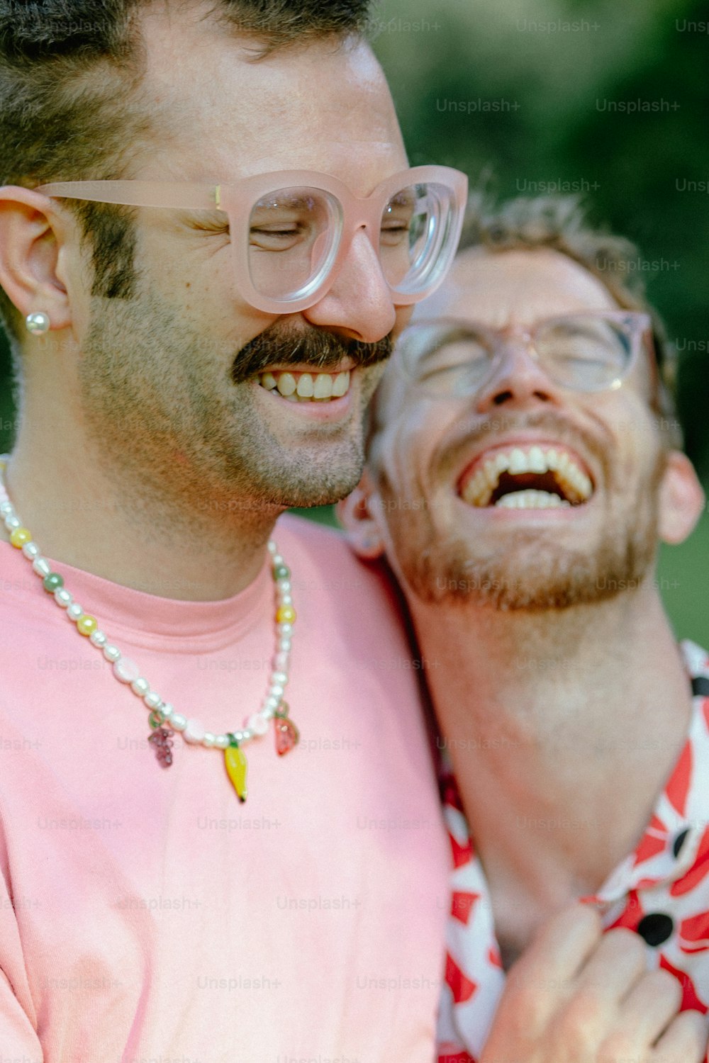 Ein Mann mit Schnurrbart und Schnurrbart umarmt einen anderen Mann