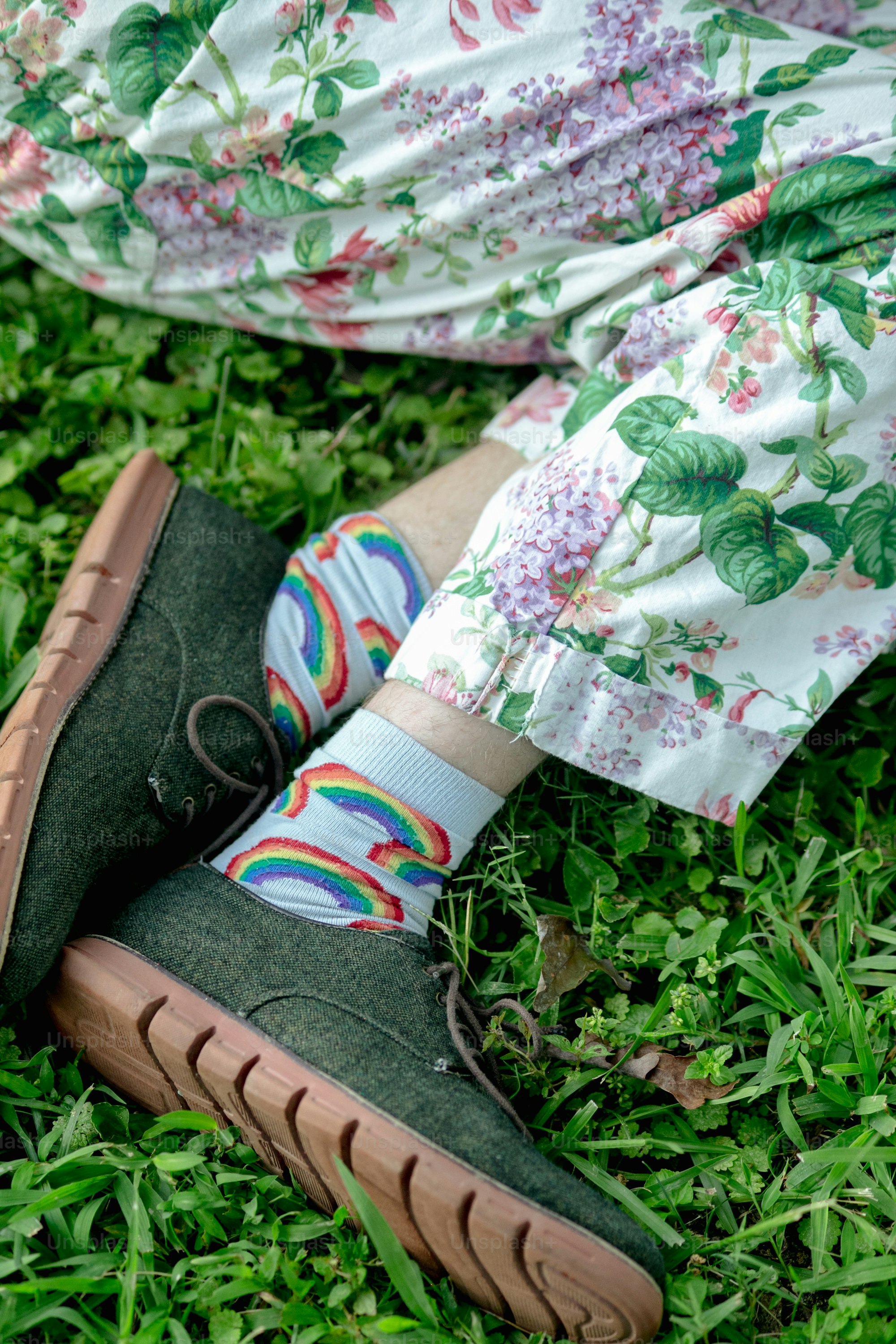 カラフルな靴下と緑の靴を履いている人