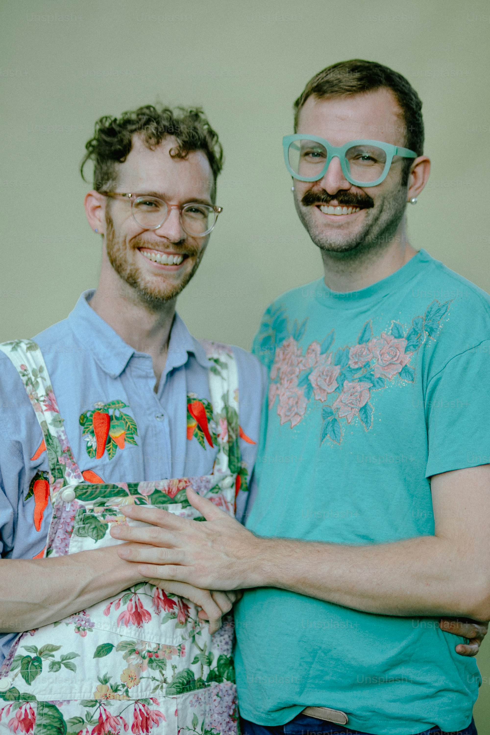 隣同士に立っている数人の男性