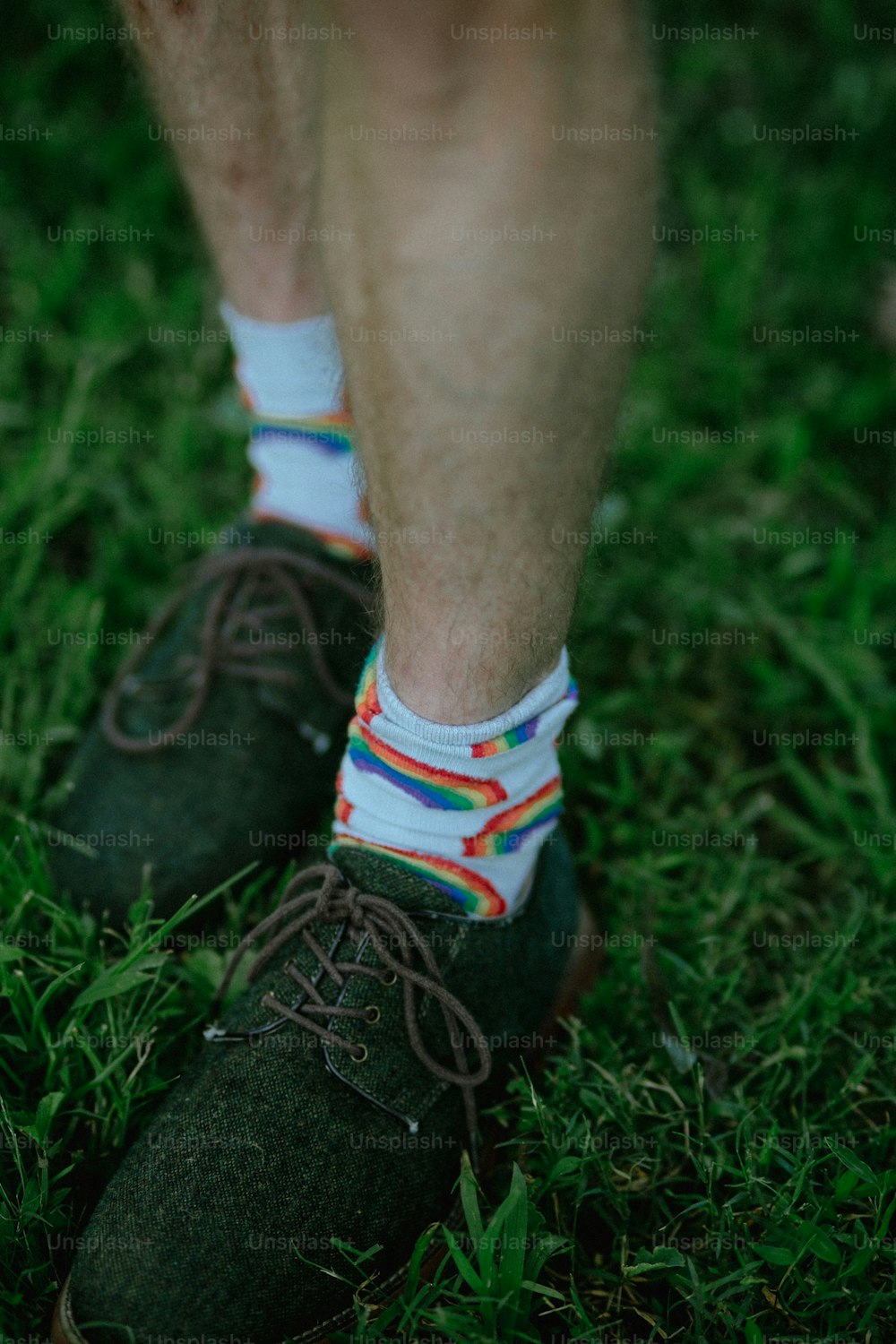 um close up de uma pessoa usando meias coloridas