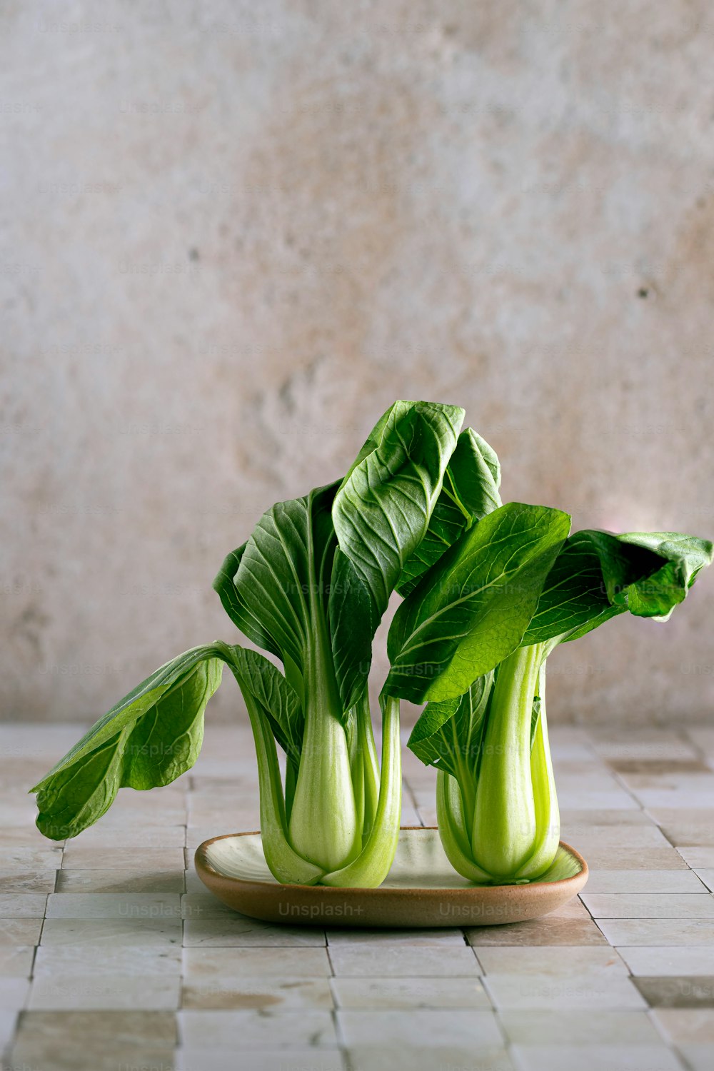Un par de verduras verdes sentadas encima de una mesa