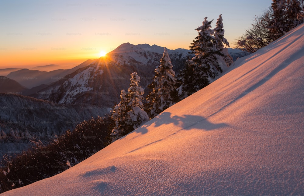 El sol se está poniendo sobre una montaña nevada