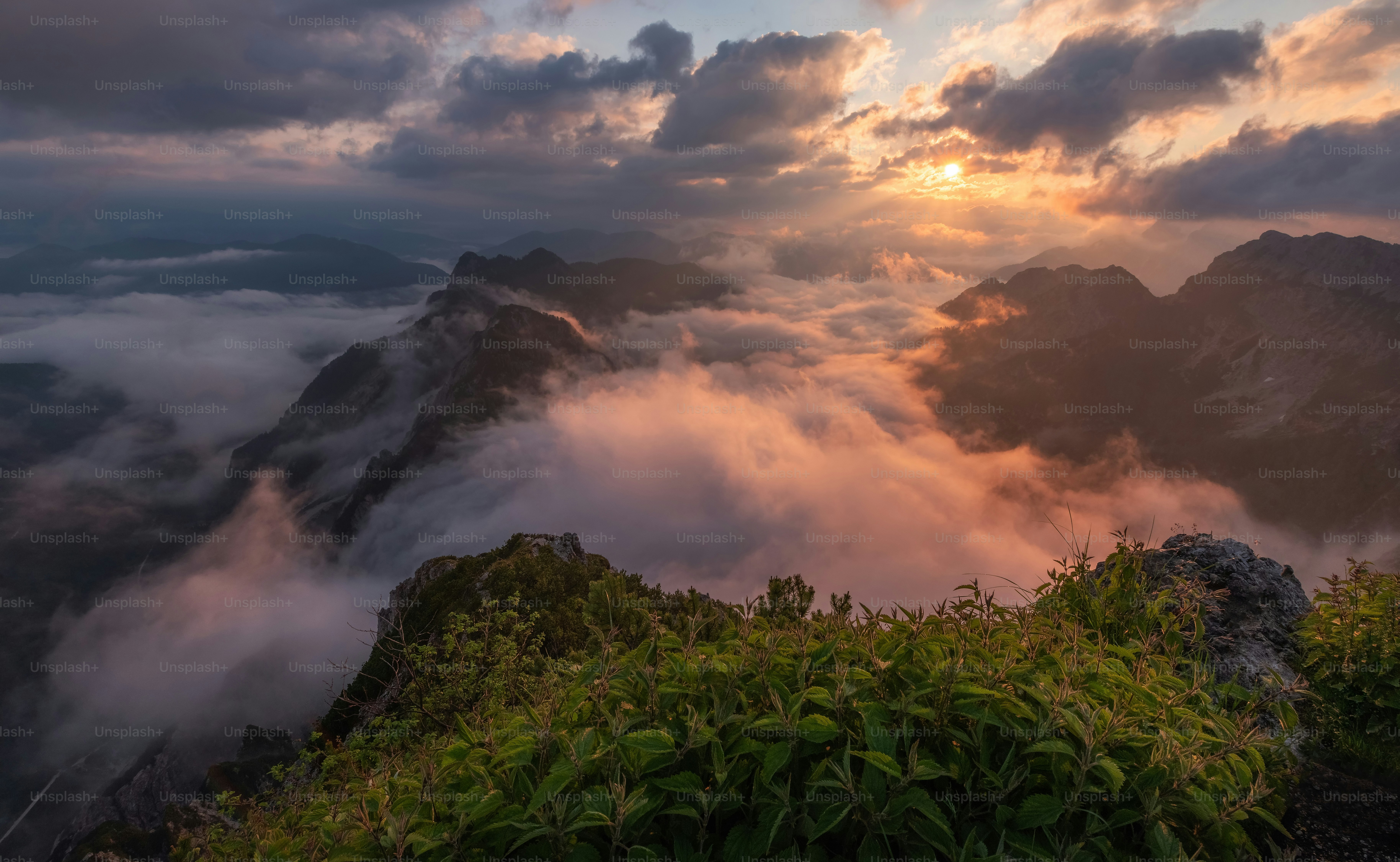 El sol se está poniendo sobre una cadena montañosa