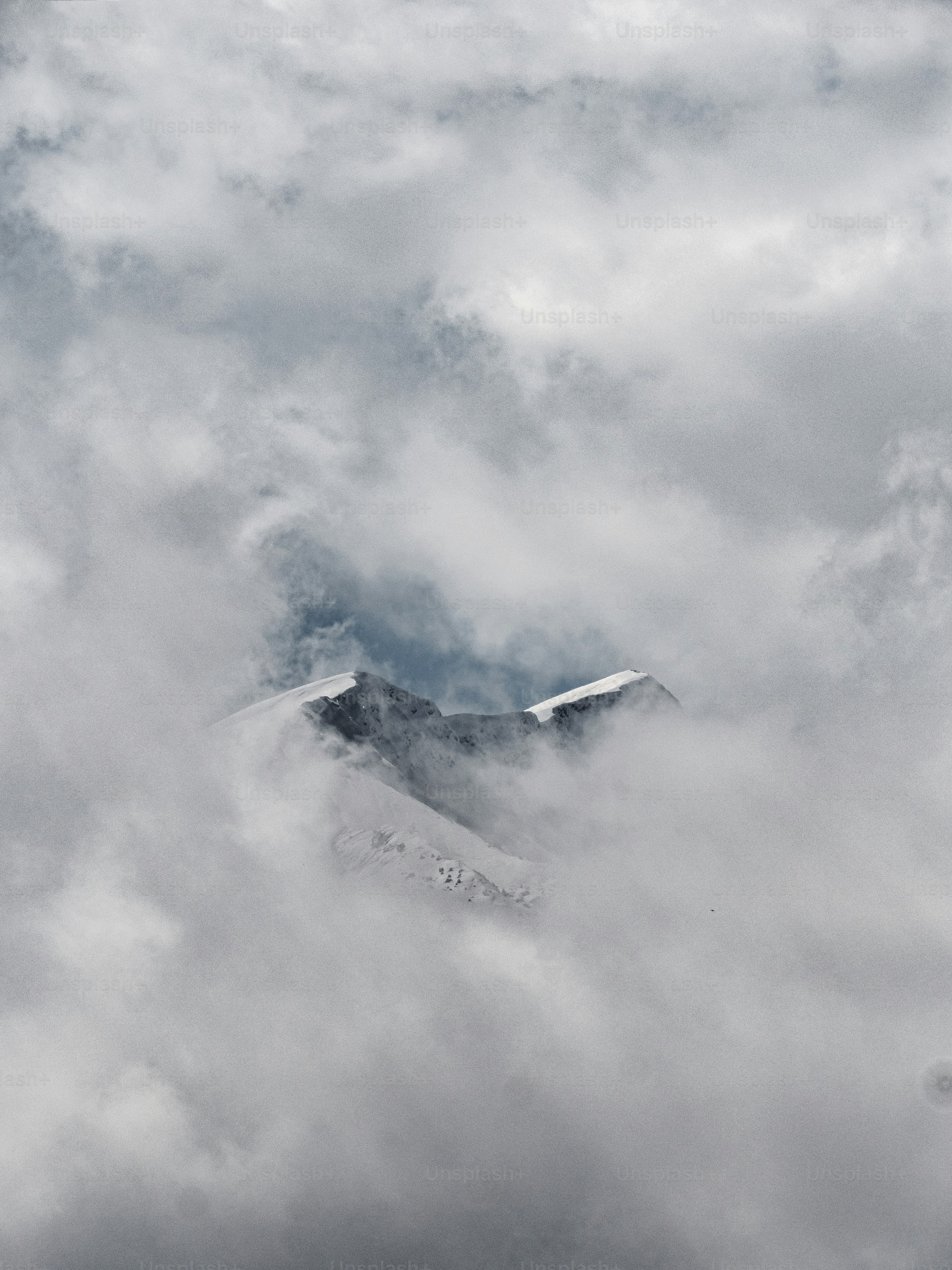 Una vista de una montaña cubierta de nubes