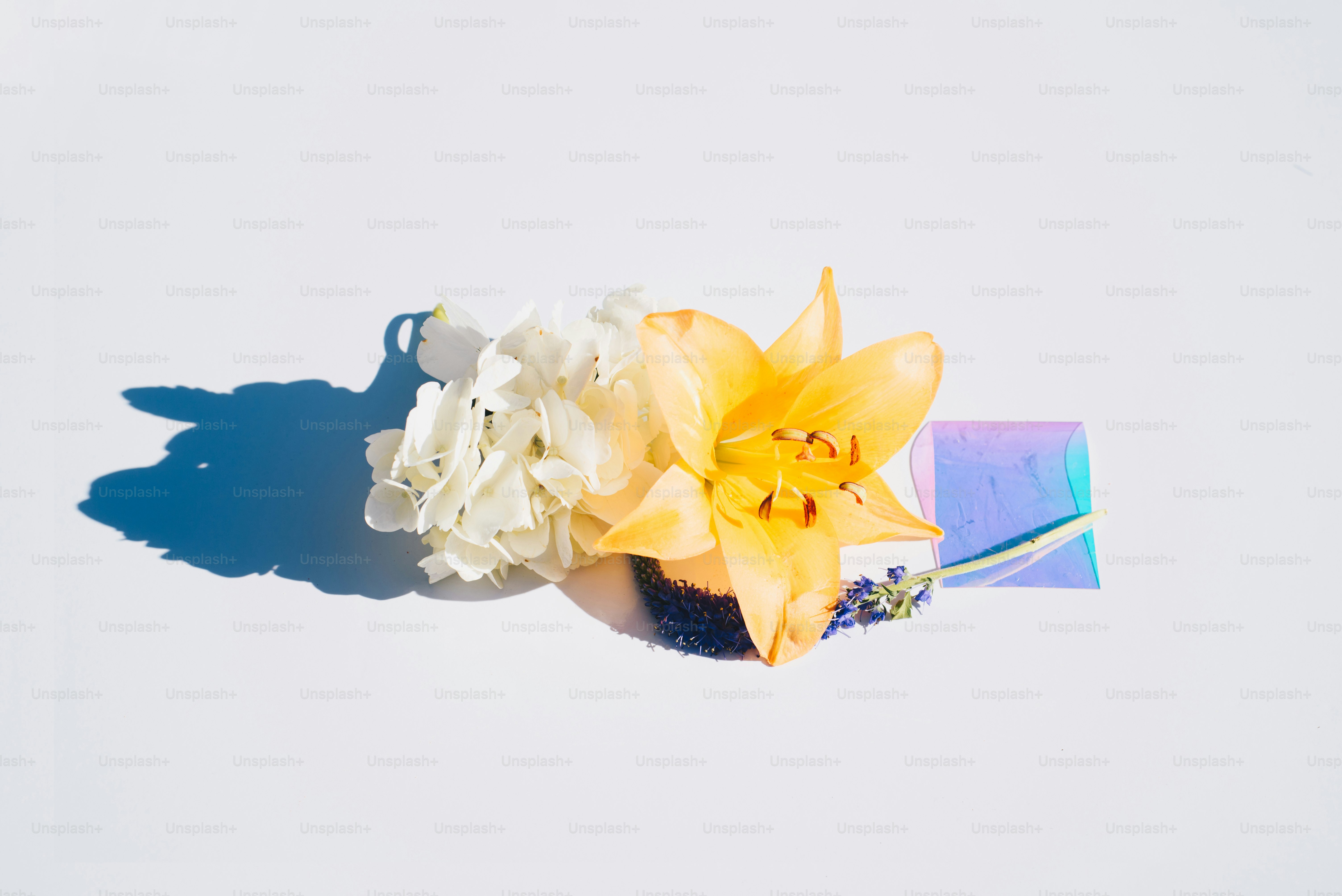 un mazzo di fiori seduto sopra un tavolo