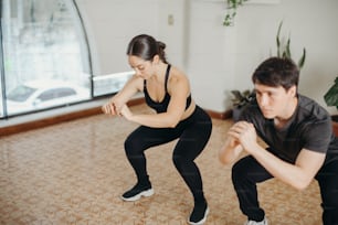 Ein Mann und eine Frau in einem Tanzstudio