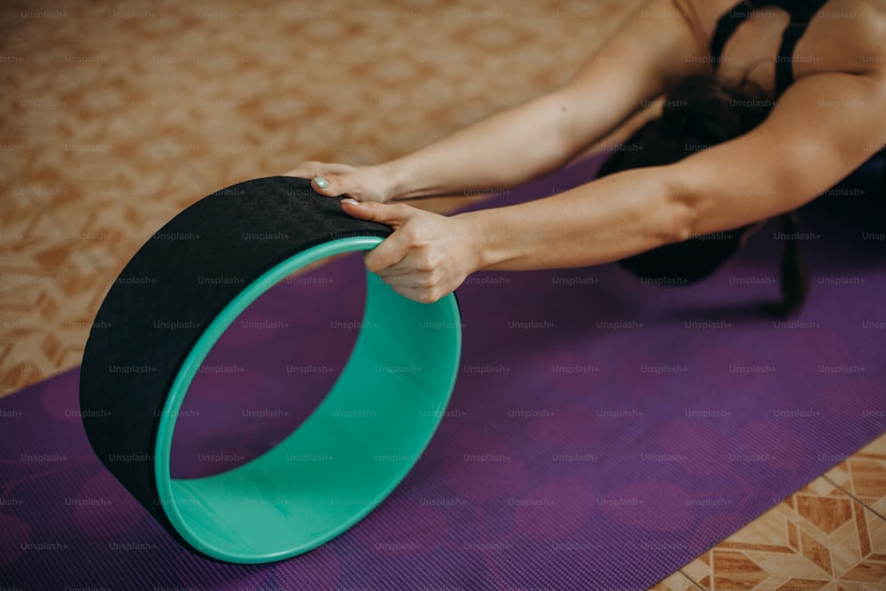 Una mujer está haciendo ejercicios en una esterilla de yoga
