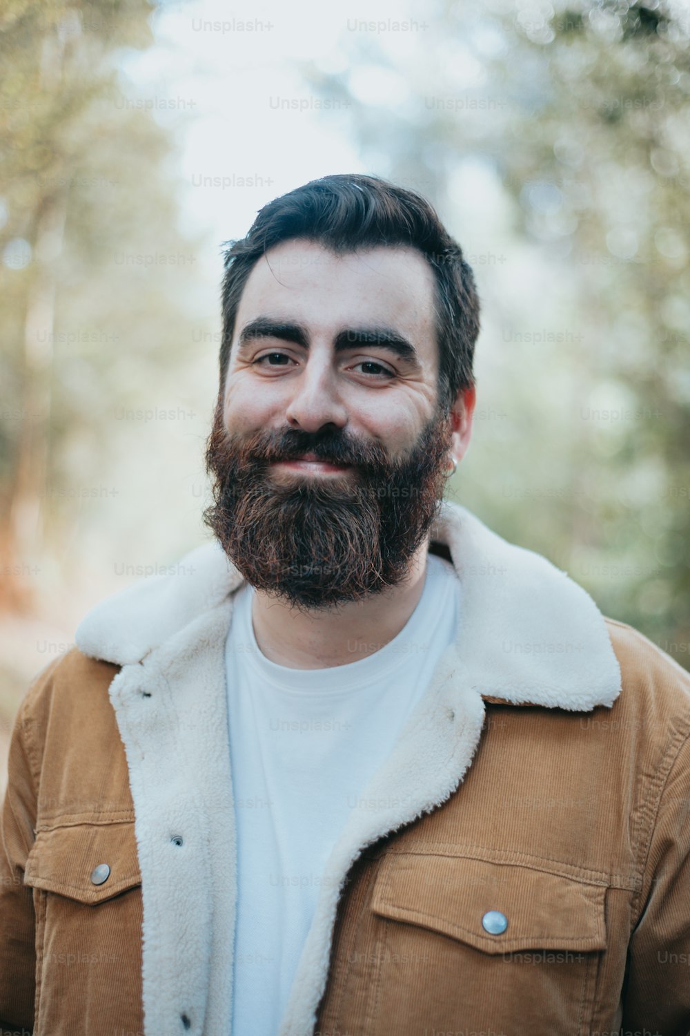 um homem com barba usando uma jaqueta