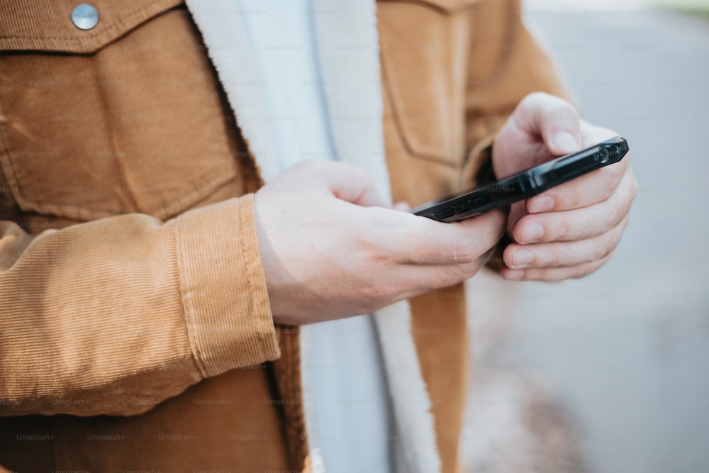 Un primer plano de una persona sosteniendo un teléfono celular