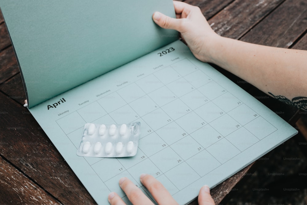 Una persona sta tenendo un calendario con pillole su di esso