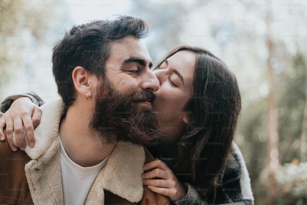 한 남자와 한 여자가 숲에서 키스하고 있다