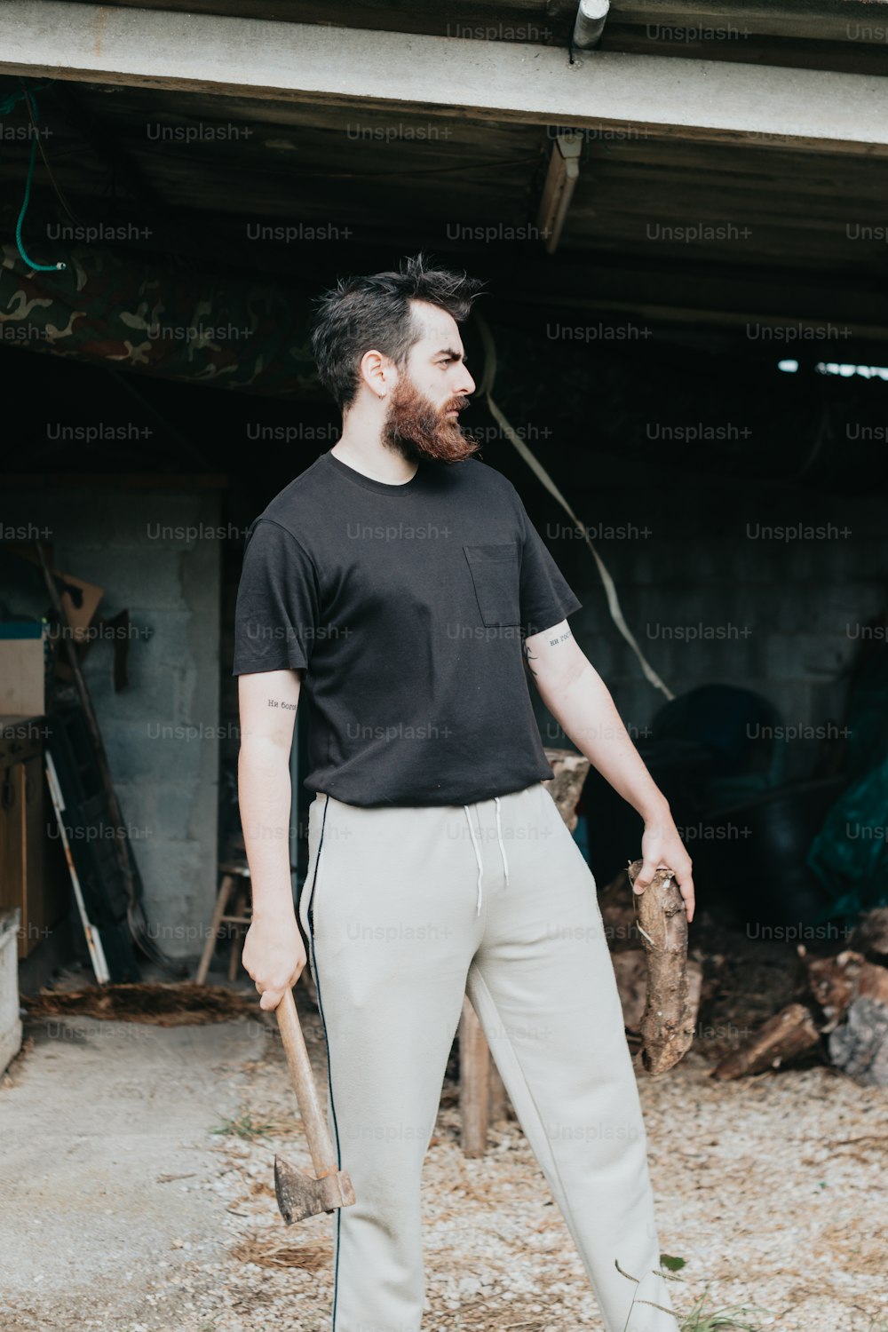 Un uomo con la barba e la camicia nera