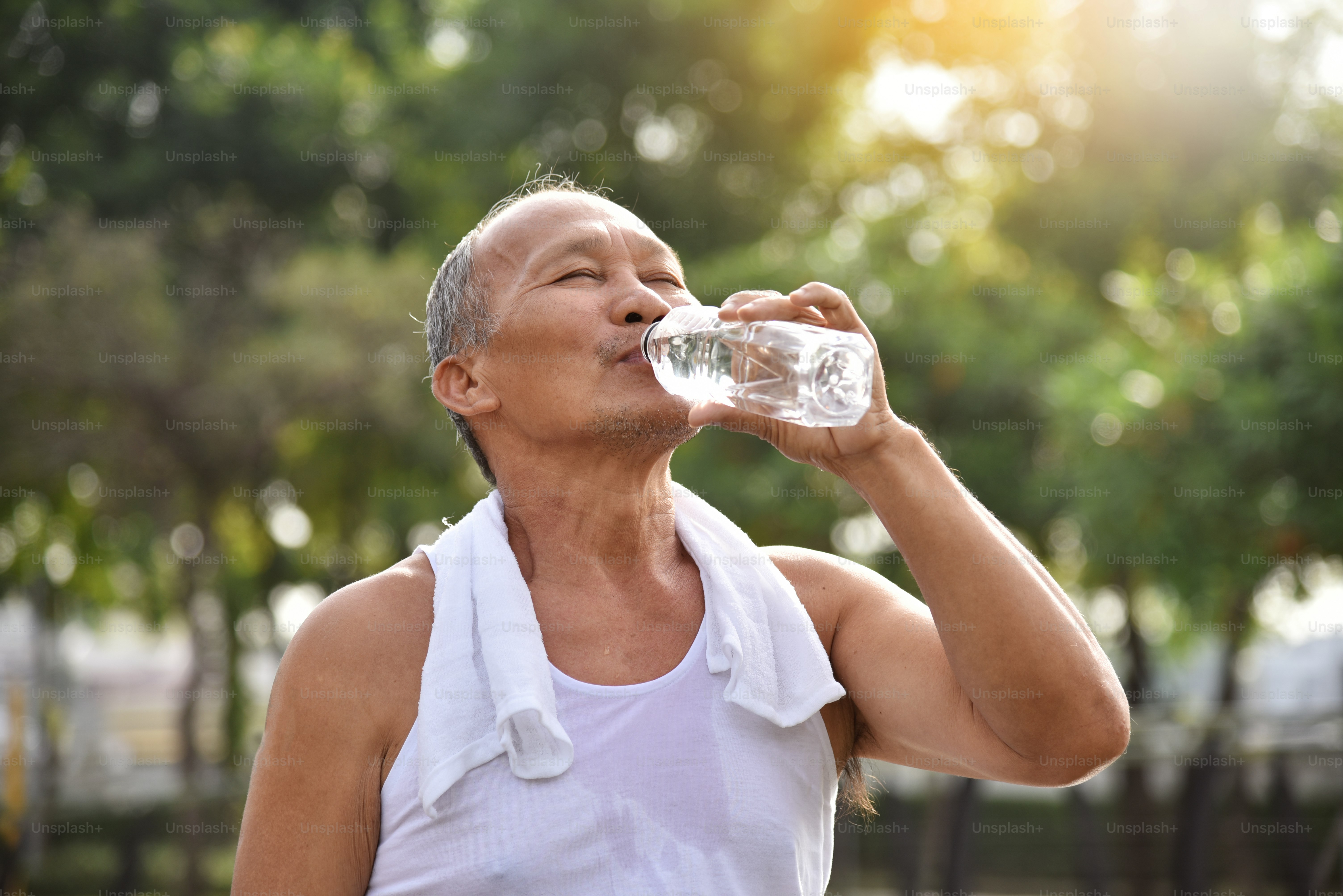 Asian senior male drinking water after exercise at park outdoor background.  photo – Fitness Image on Unsplash, image size:3000x2003
