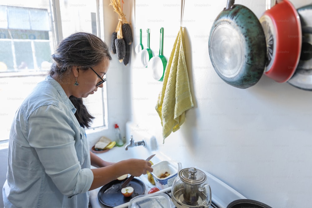 台所で料理するメキシコの本当の女性
