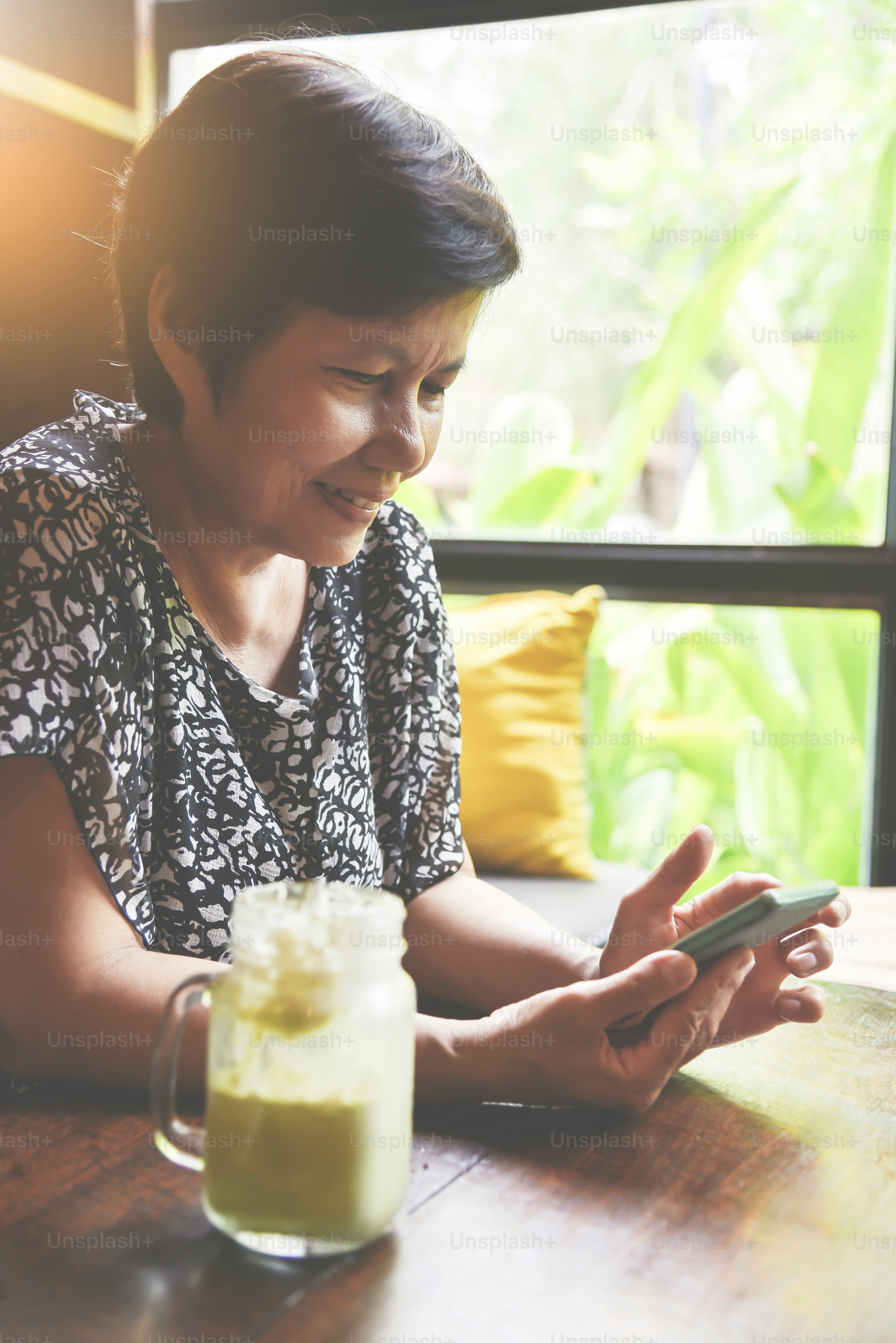 Felicidad Mujer mayor asiática relajándose con el uso de un teléfono inteligente.