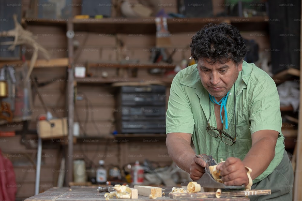 Mexikanischer Holzarbeiter, Tischler bei der Arbeit in seiner Werkstatt