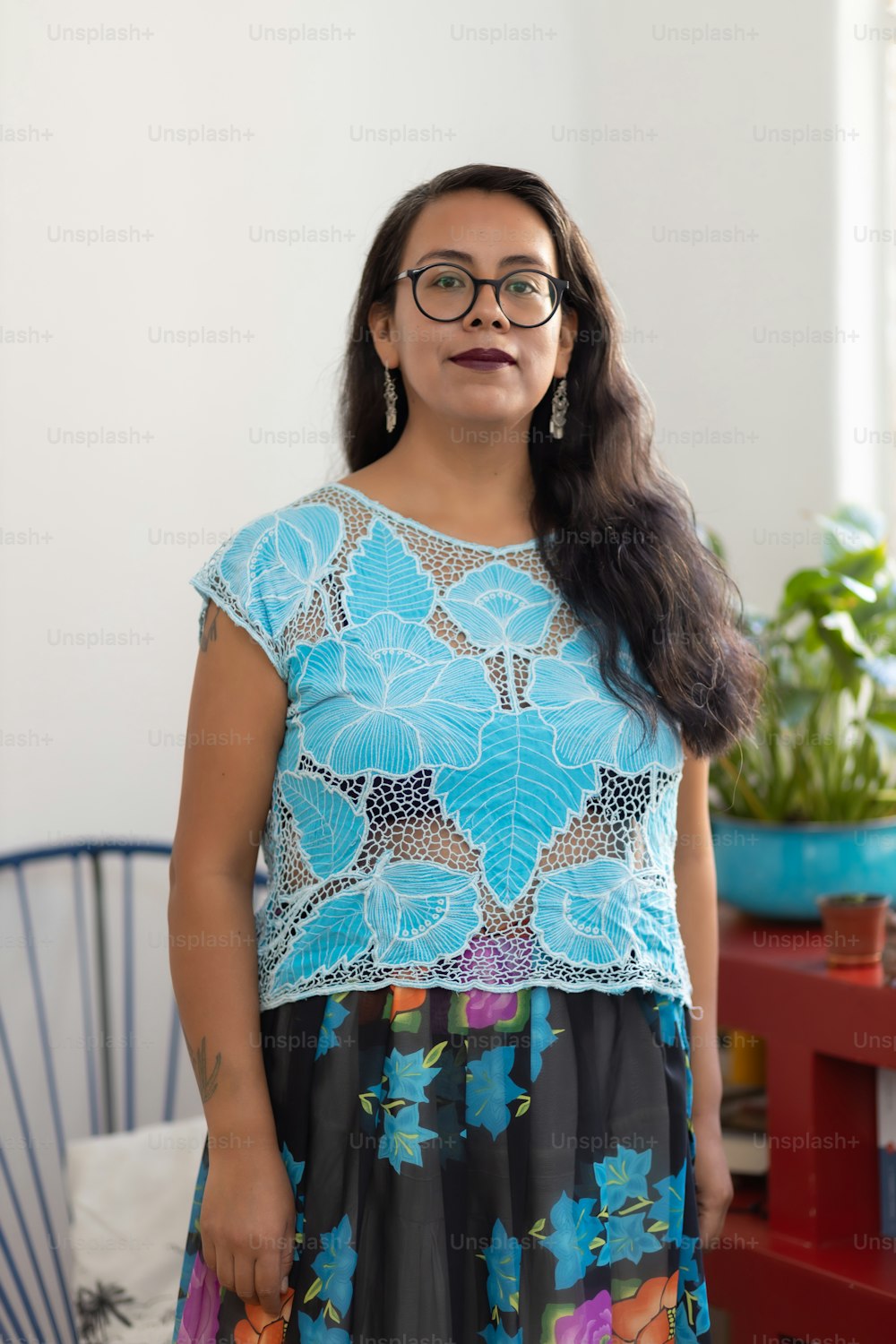 Retrato de una joven mexicana vistiendo ropa de tehuana, concepto de diversidad y empoderamiento