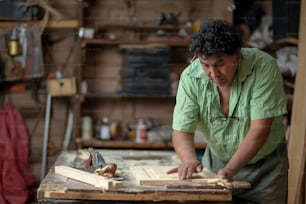 Charpentier mexicain travaillant dans son atelier de ponçage