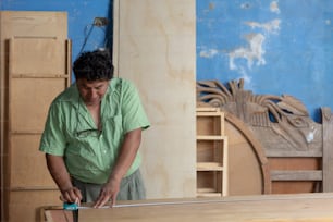 Mexikanischer Holzarbeiter, Tischler bei der Arbeit in seiner Werkstatt