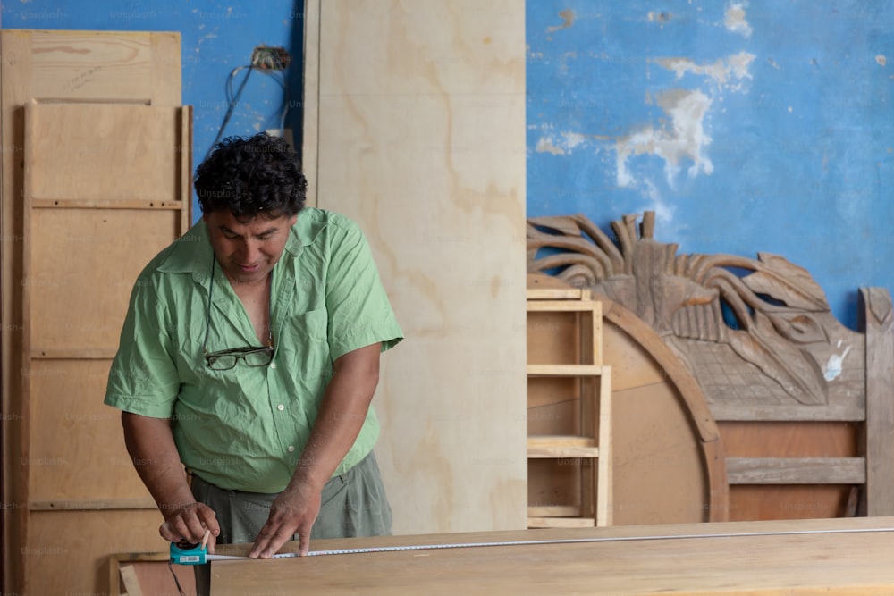 Marceneiro mexicano, carpinteiro trabalhando em sua oficina