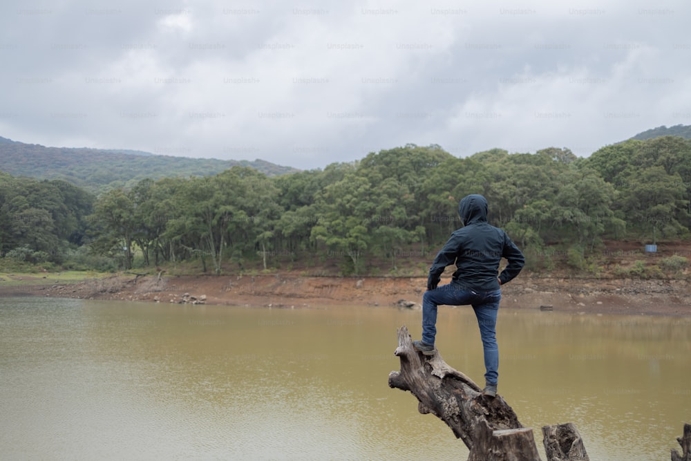 Un hombre observa una laguna seca debido al calentamiento global en México