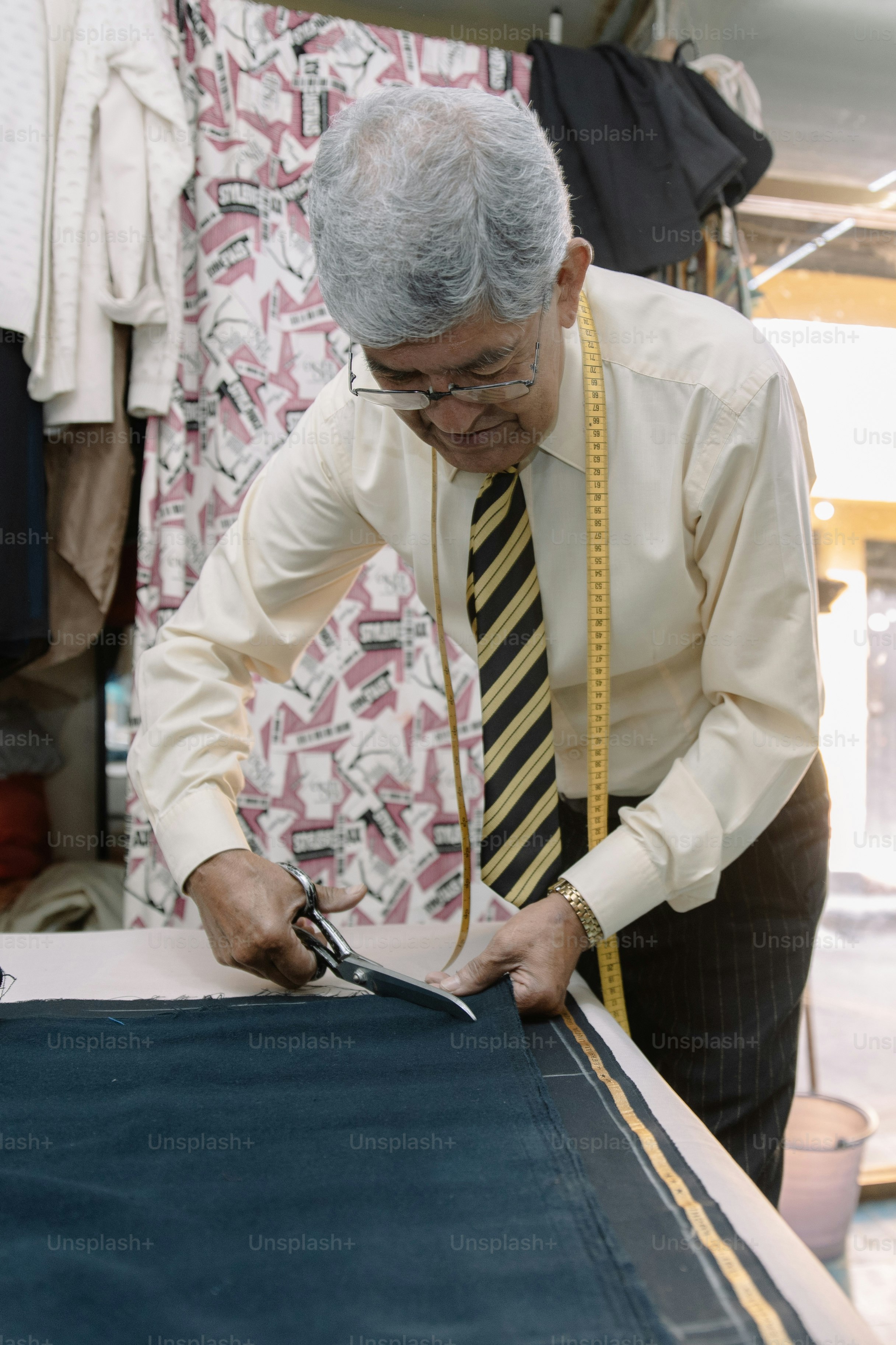 경험이 풍부한 멕시코 재단사 절단 직물