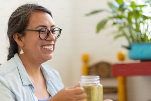 mulher milenar mexicana que bebe chá quente