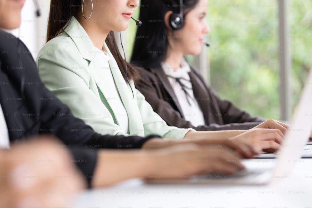 Asiatische Frauen, die im Callcenter arbeiten. Kundenservice mit Headset.