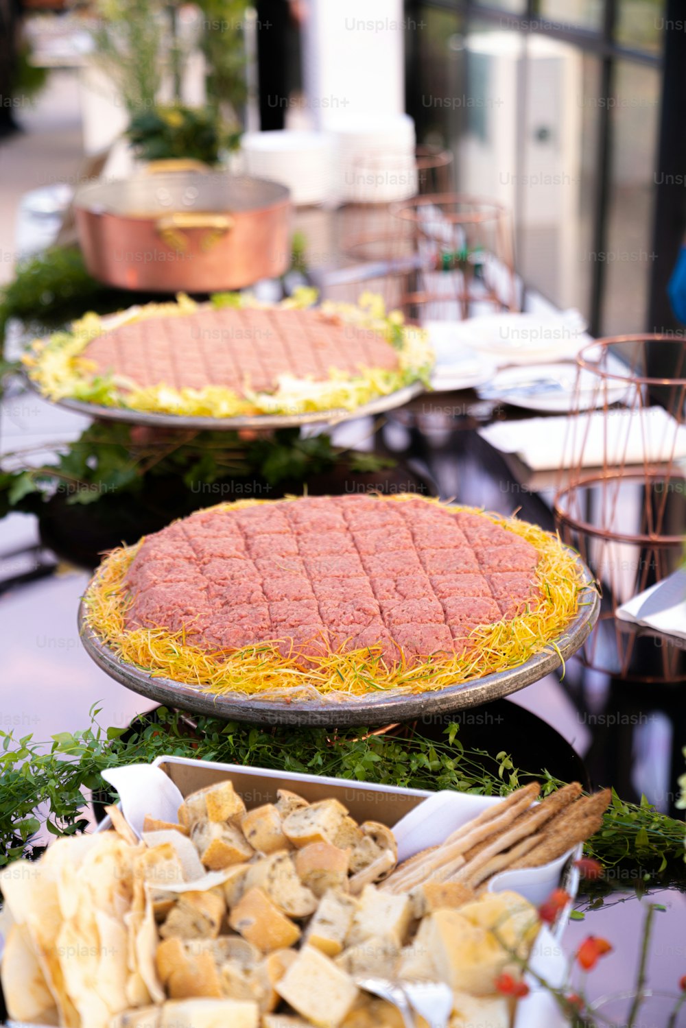 uma mesa coberta com muita comida coberta de queijo