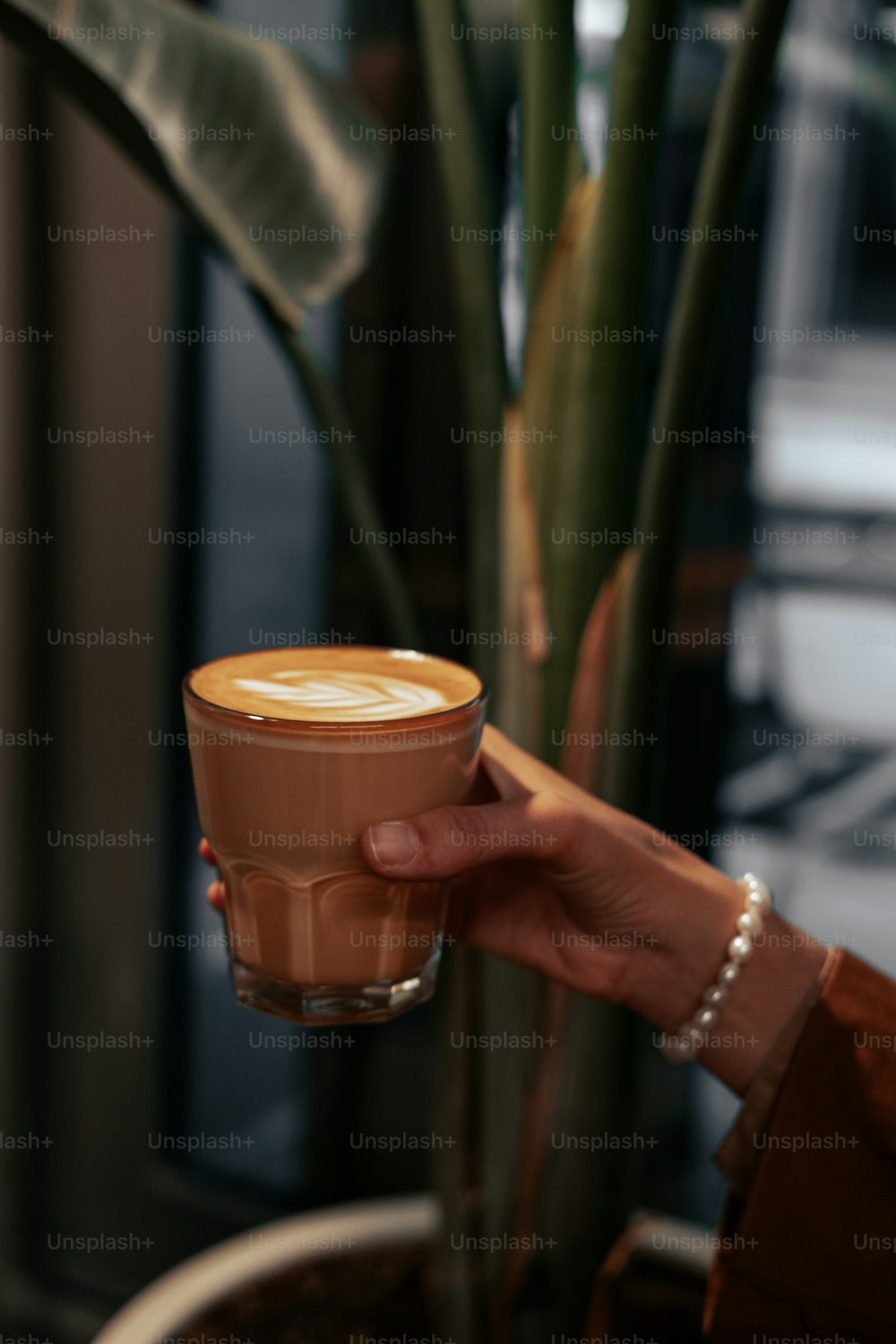 una persona sosteniendo una taza de café en la mano