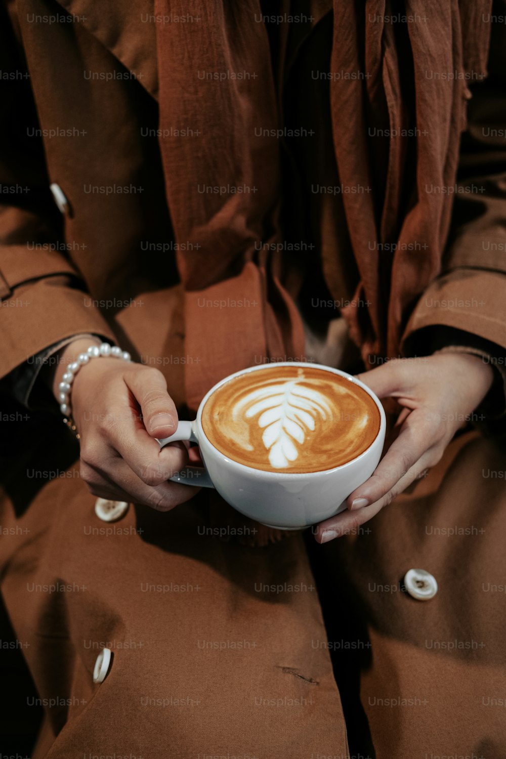 une personne tient une tasse de café