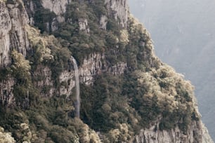 une montagne avec une cascade au milieu