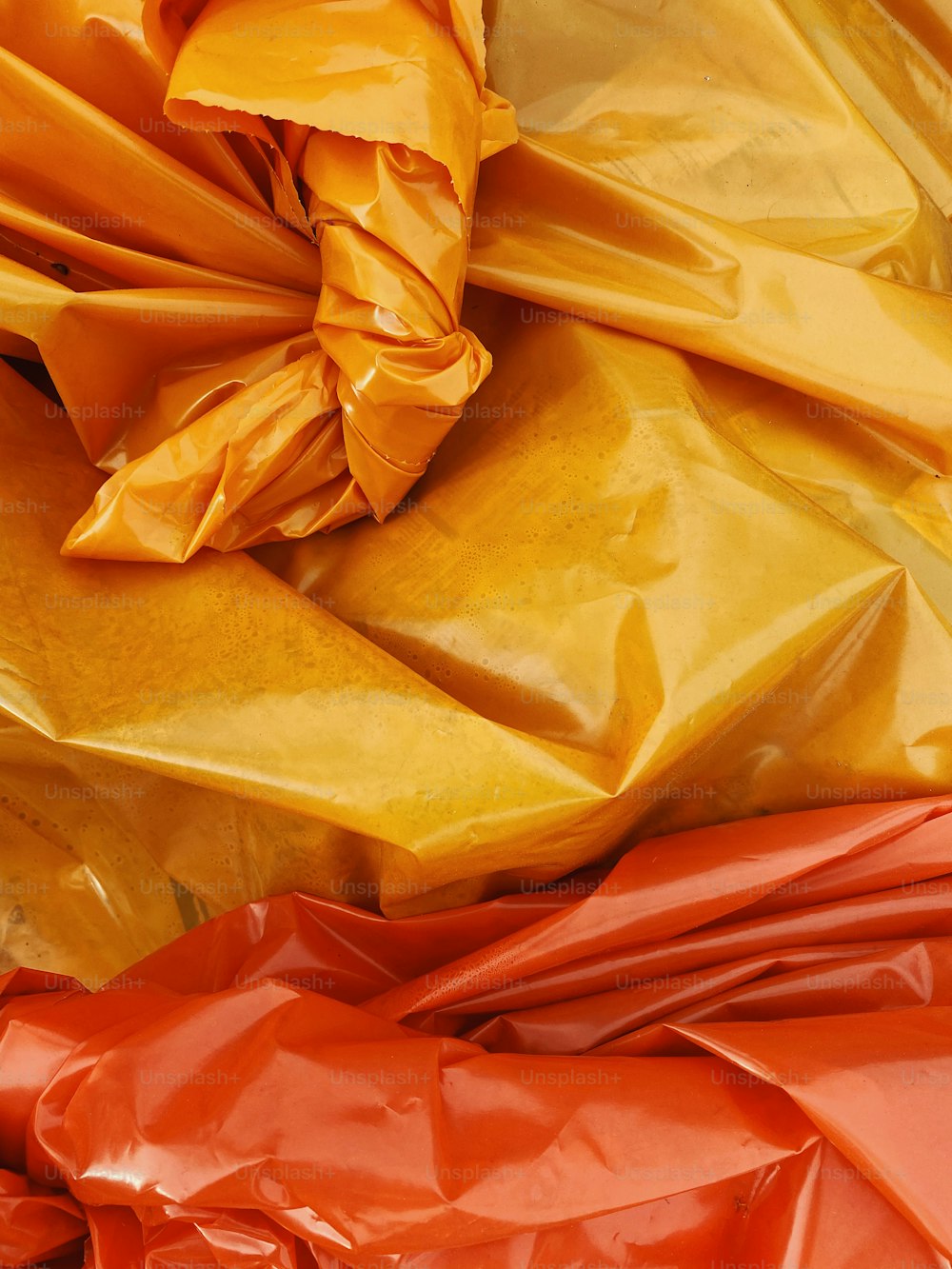 ein Haufen orangefarbener und gelber Plastiktüten