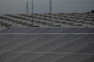 Una fila de filas de paneles solares en un estadio