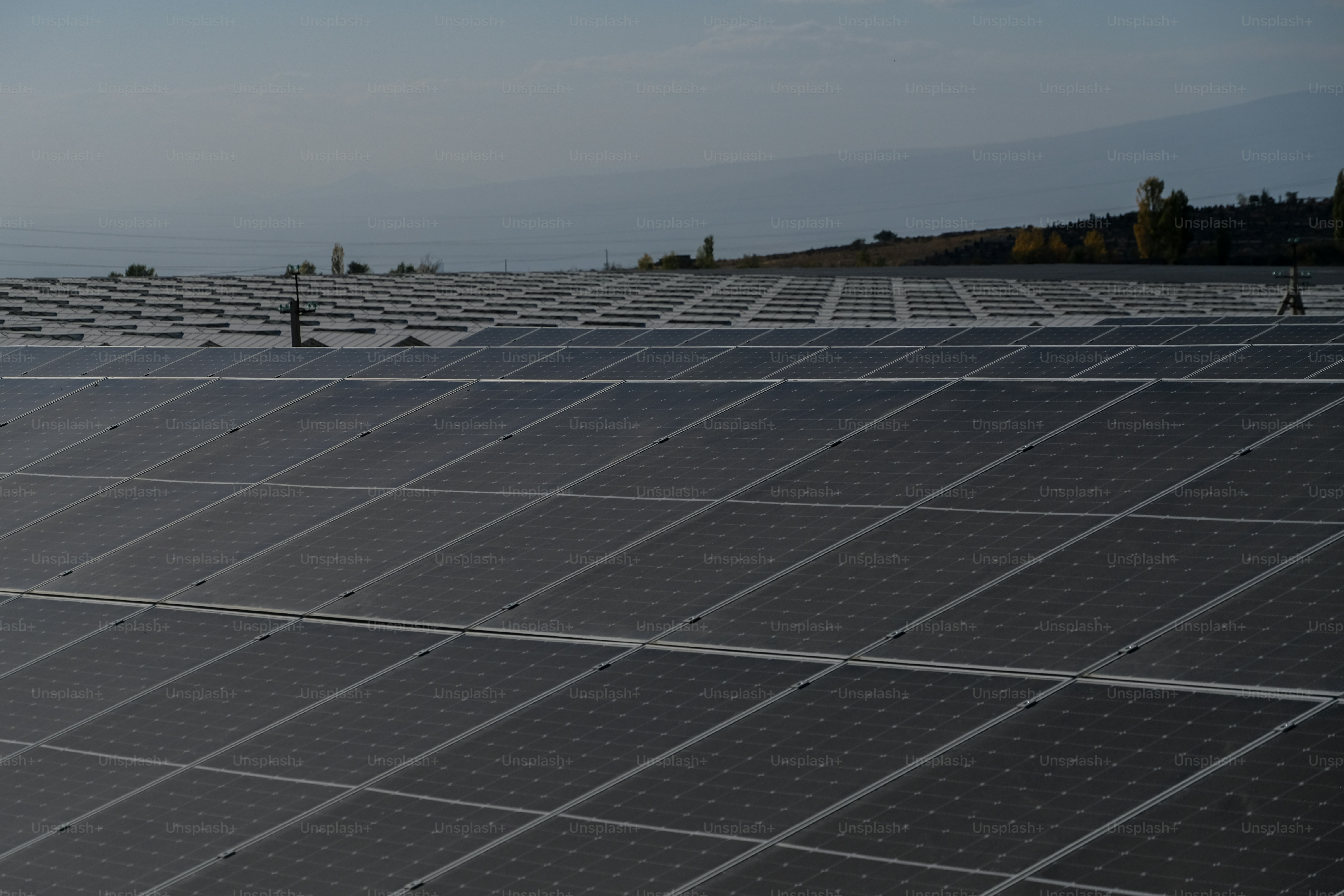 屋根の上のソーラーパネルの列の列