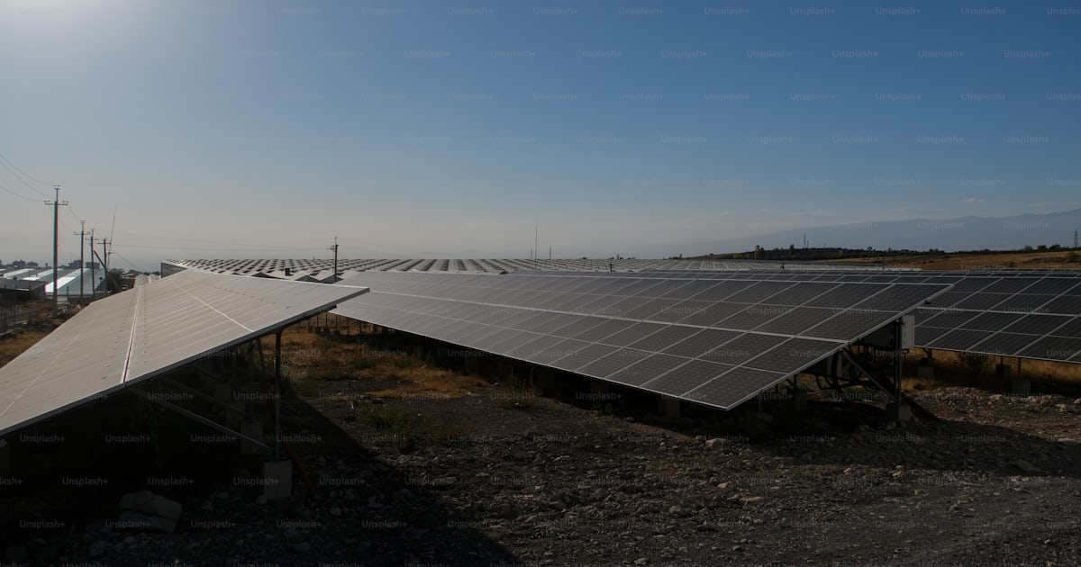 A large solar array in the middle of a field photo – Energy Image on ...