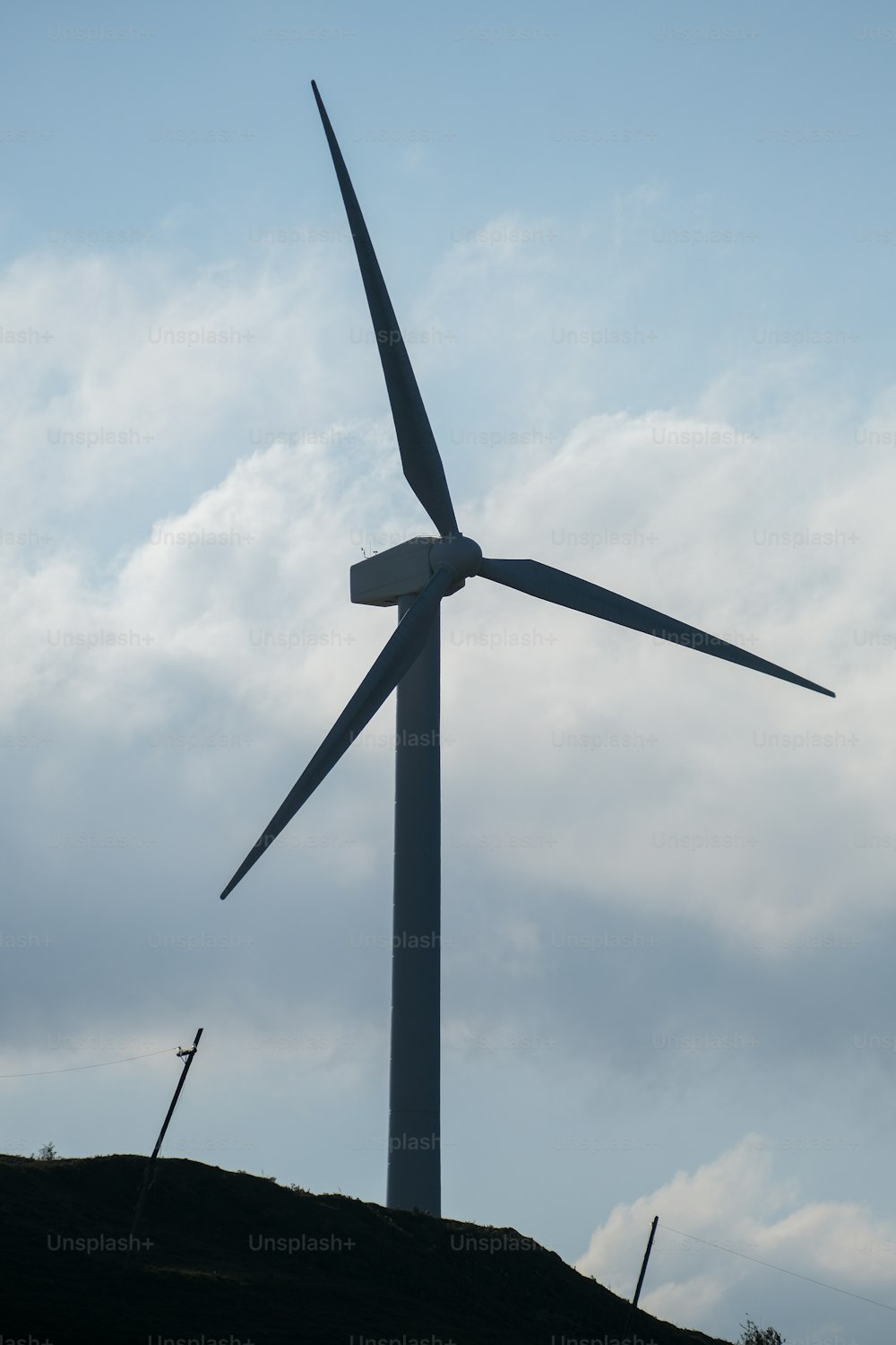 Una turbina eólica en la cima de una colina