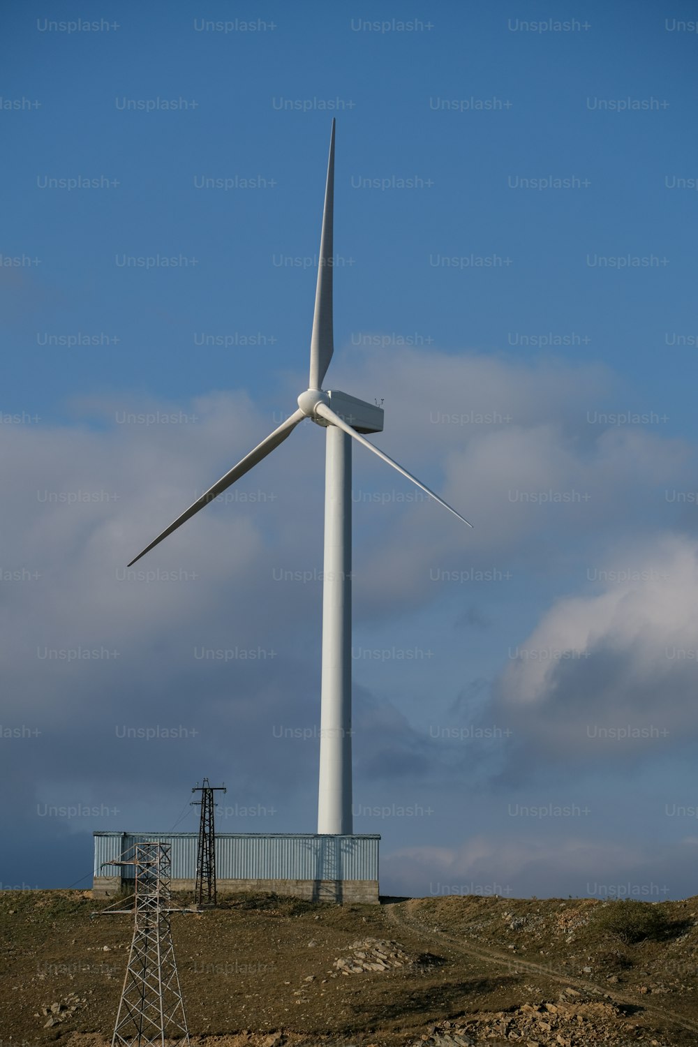 언덕 꼭대기에 있는 풍력 터빈