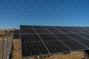 Um campo de painéis solares em um dia ensolarado