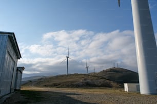 Un parque eólico con una turbina eólica en el fondo
