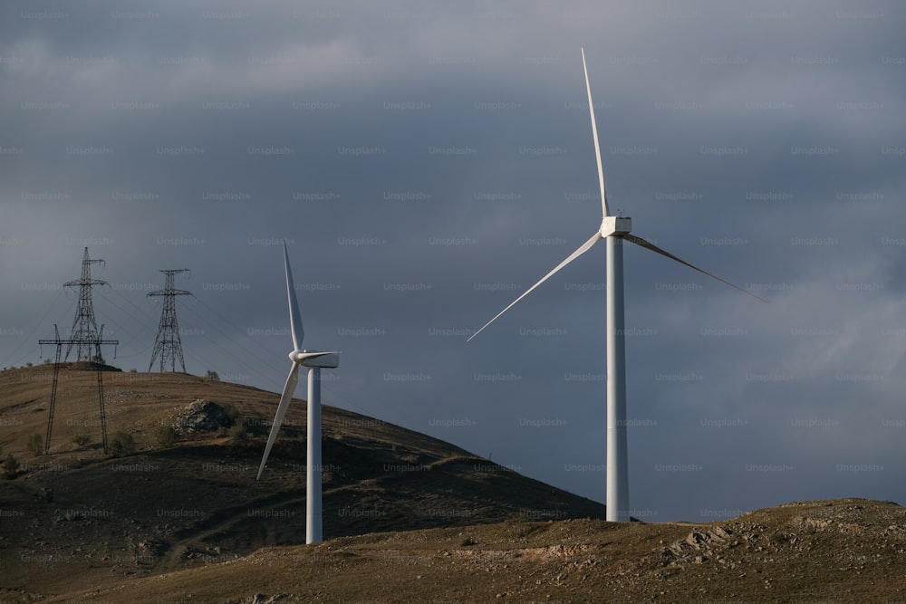 um grupo de turbinas eólicas em uma colina