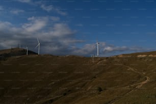 Una colina con turbinas eólicas en la cima