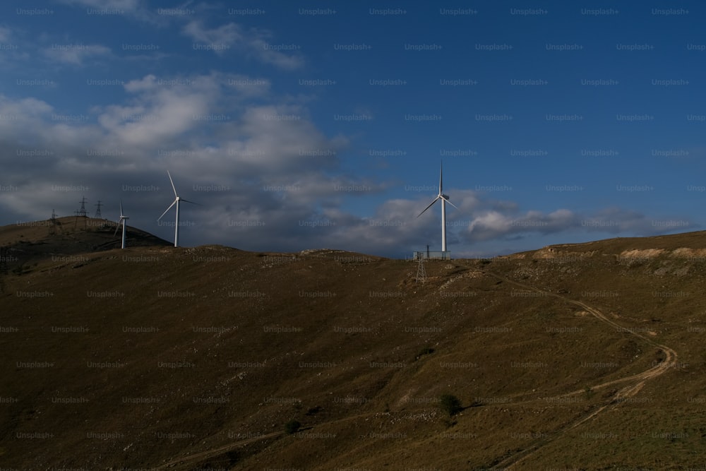 Una colina con turbinas eólicas en la cima