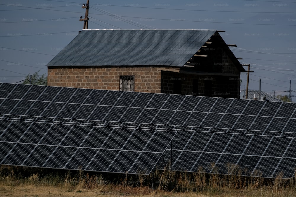 une maison avec un toit recouvert de panneaux solaires