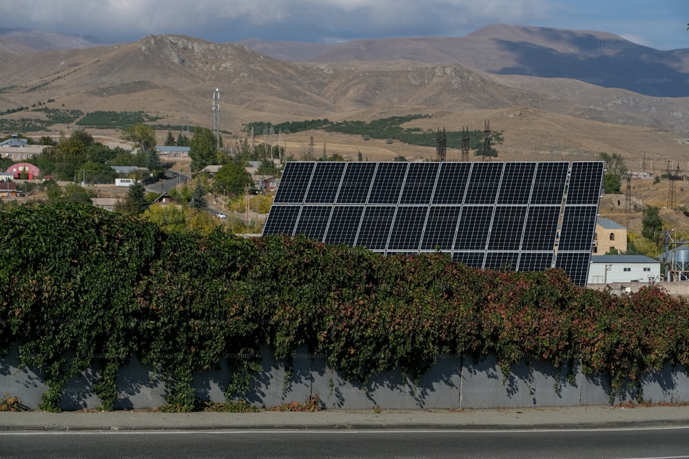 Un gran panel solar al costado de una carretera