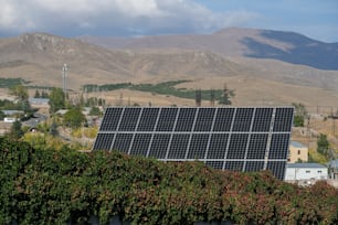 ein großes Solarpanel auf dem Dach eines Gebäudes